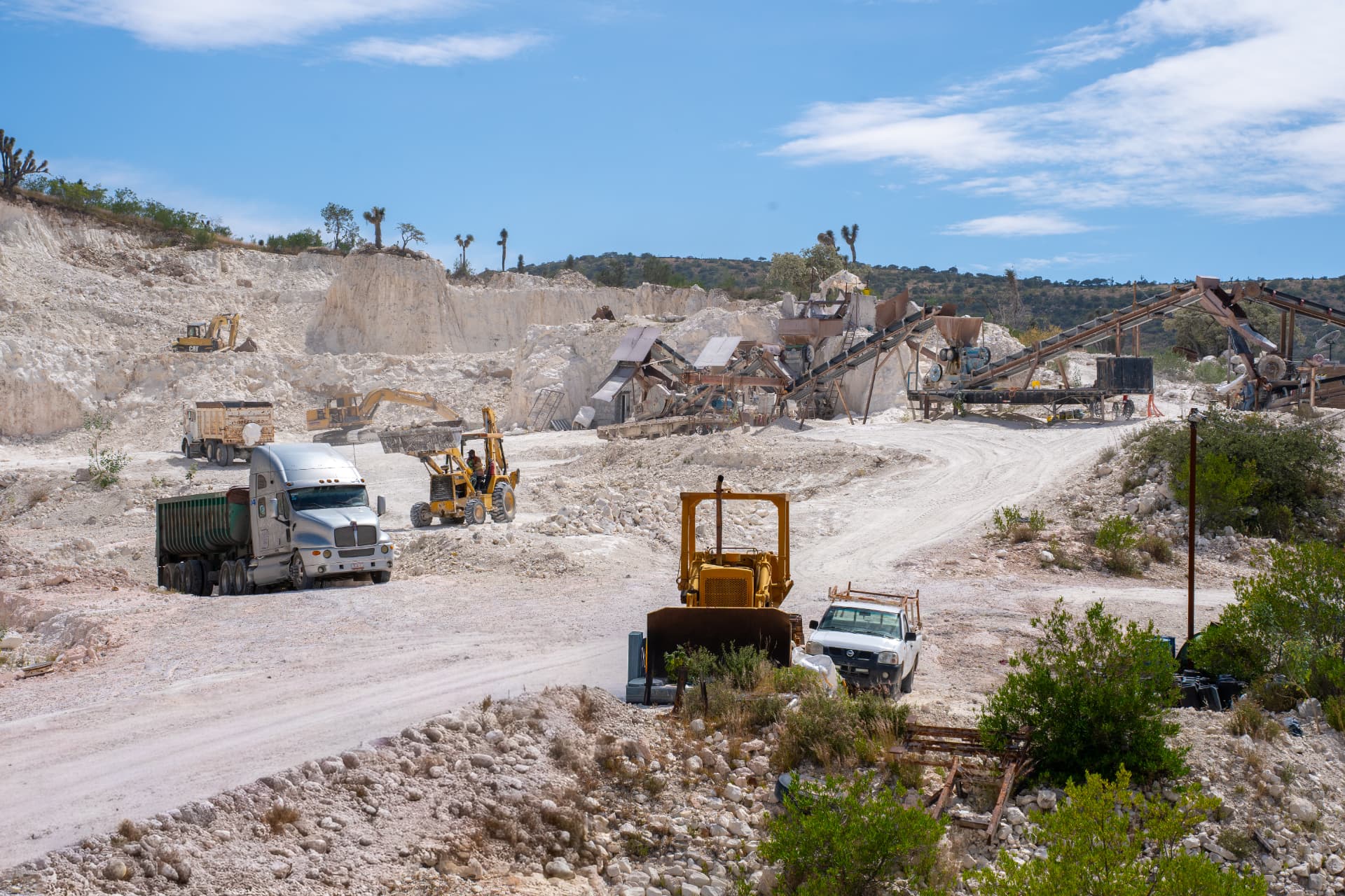 panorámica de la mina y la planta en operación