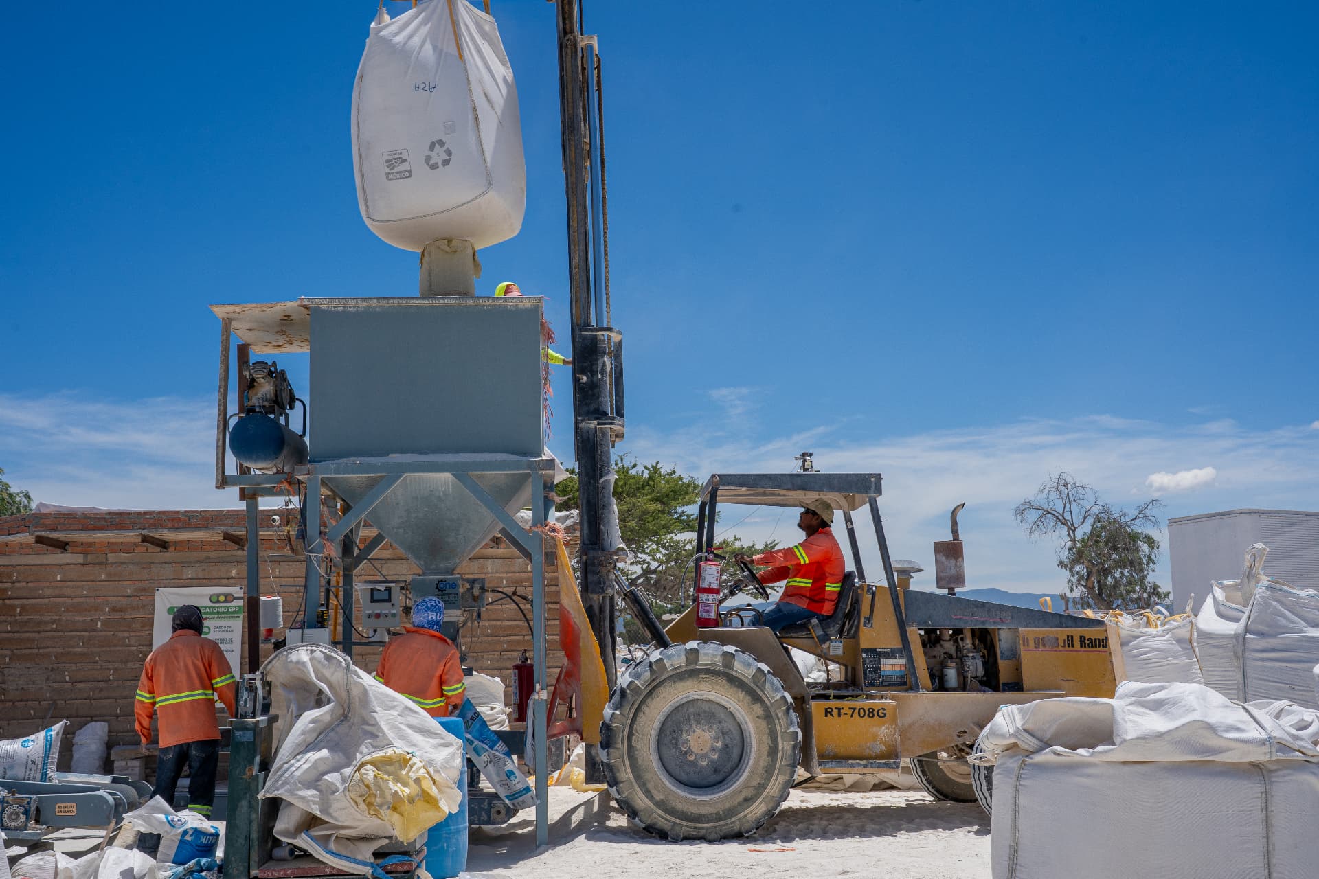 equipo de la empresa en el frente de extracción